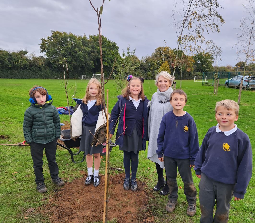 Cllr Wren with pupils of Roundwood Primary School