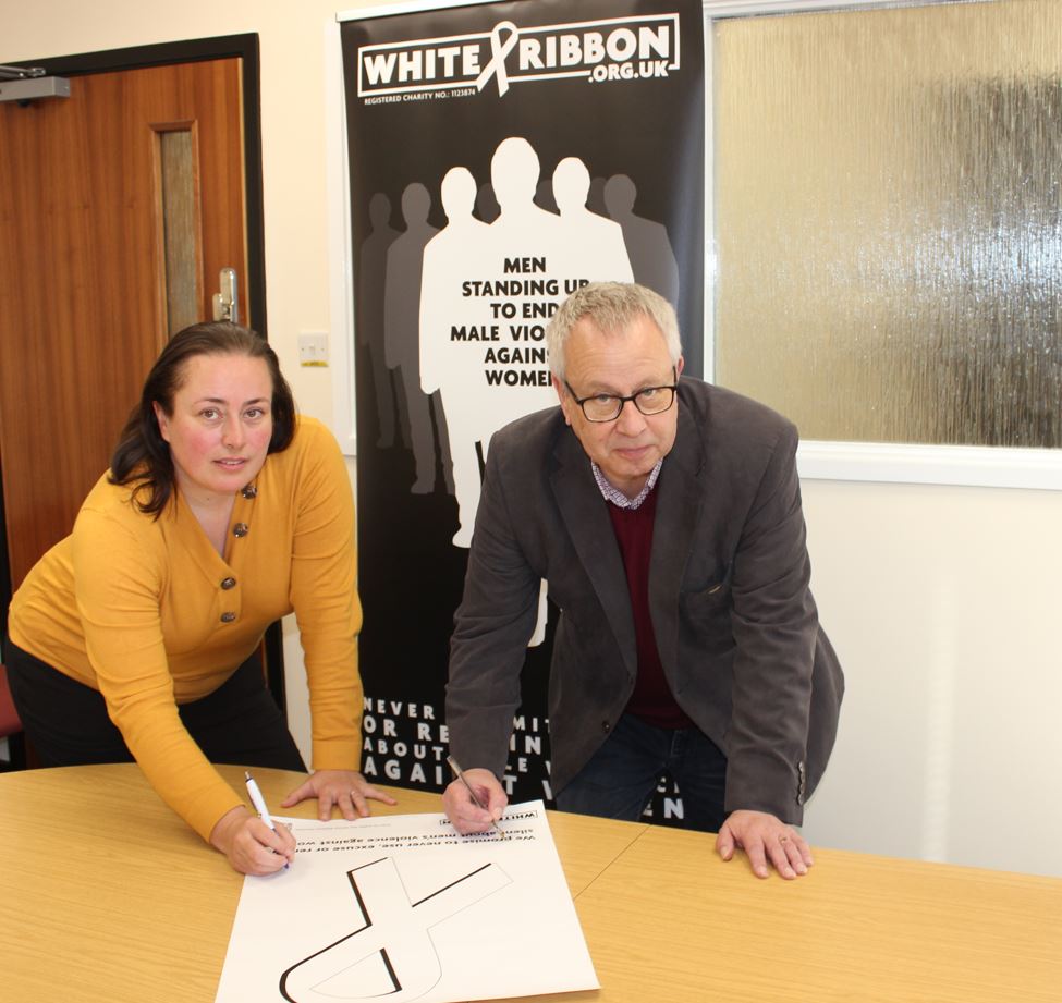 Councillors Jacqui Taylor and Chris White sign the White Ribbon promise