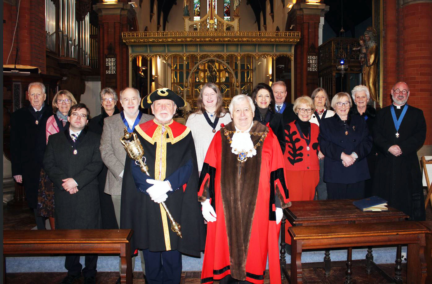 The 12 new Honorary Aldermen with the Mayor