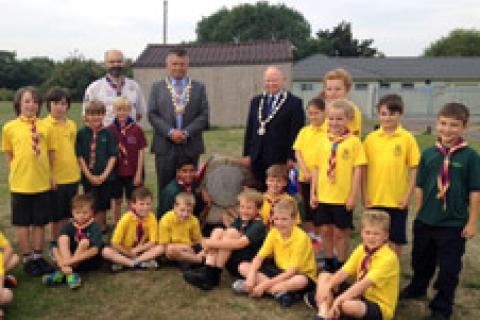 10th Harpenden Cubs with (from left to right) Russell Brooks, District Commissioner for Scouts in Harpenden, Wheathampstead and Kimpton; St Albans Mayor, Cllr Salih Gaygusuz, and Harpenden Town Mayor, Cllr Brian Ellis