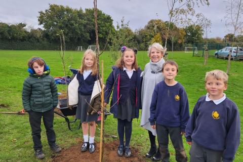 Cllr Wren with pupils of Roundwood Primary School